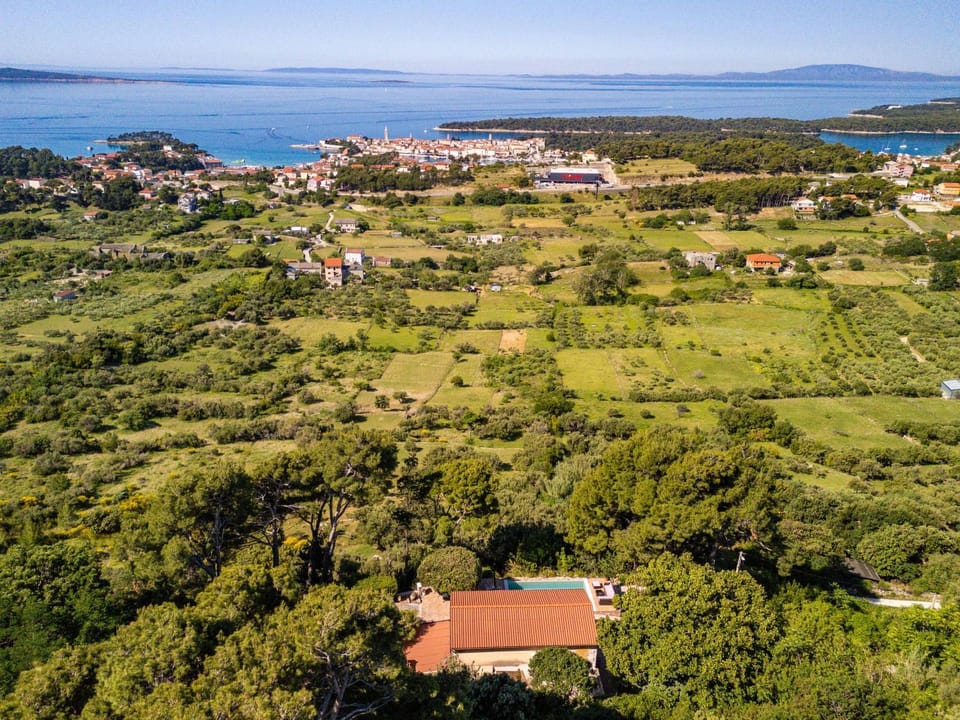 Holiday house Pantovčak, secluded stone house with heated pool and unique view Bed and Breakfast in Lika-Senj County