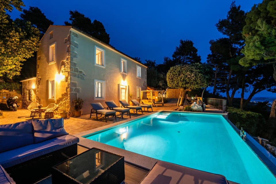 Holiday house Pantovčak, secluded stone house without other guests,with heated pool and unique view Bed and Breakfast in Lika-Senj County