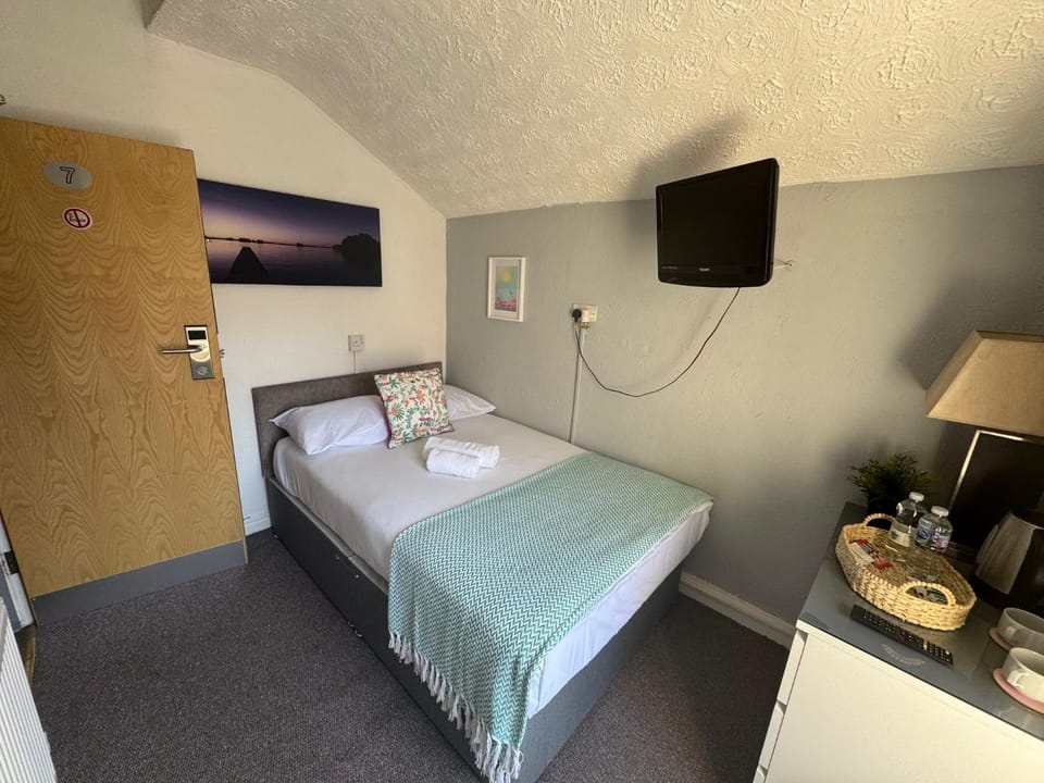 Bed, TV and multimedia, Photo of the whole room, Bedroom