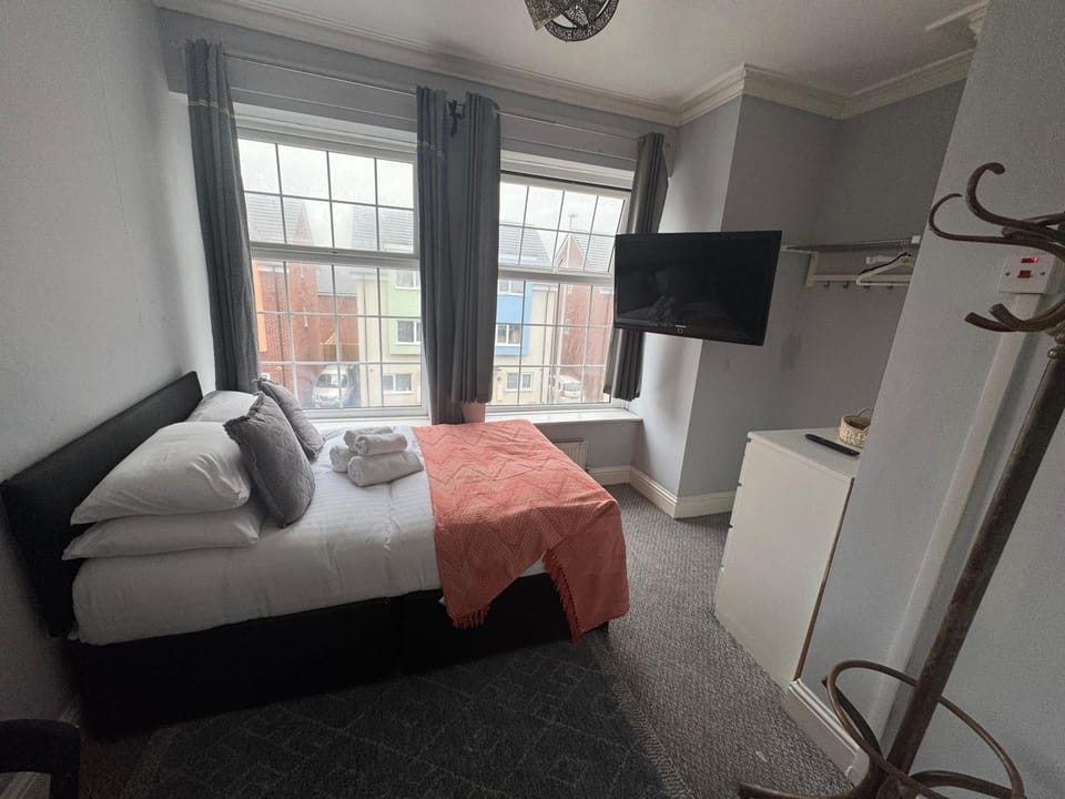 Bed, TV and multimedia, Photo of the whole room, Bedroom