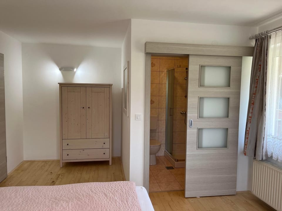 Photo of the whole room, Bedroom, wardrobe