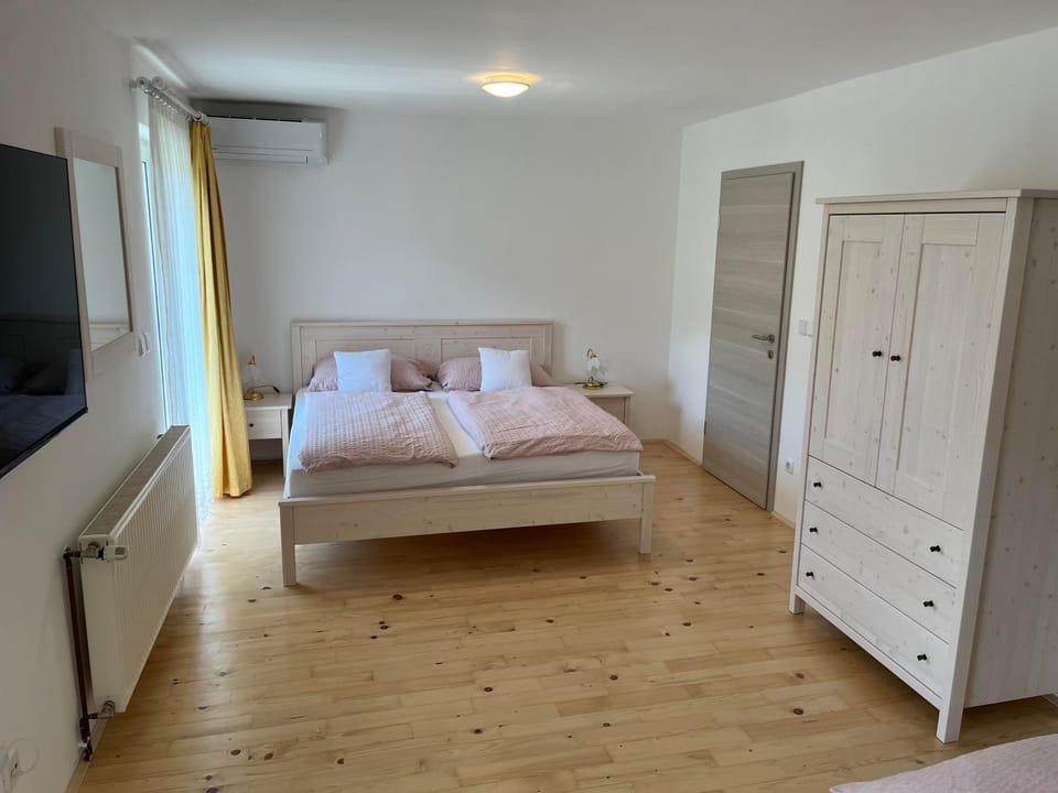 Bed, TV and multimedia, Photo of the whole room, Bedroom, wardrobe