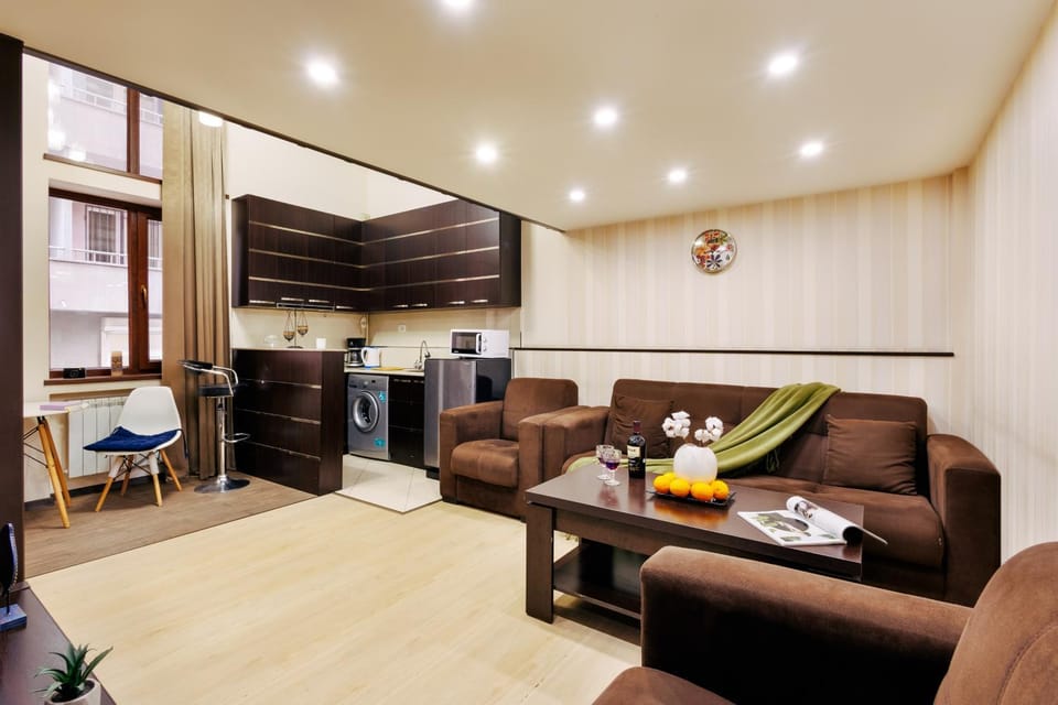 TV and multimedia, Kitchen or kitchenette, Living room, Seating area, Dining area