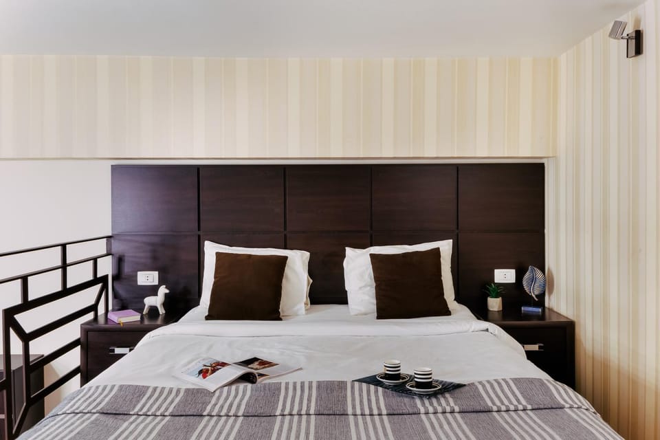 Bed, Bedroom, towels