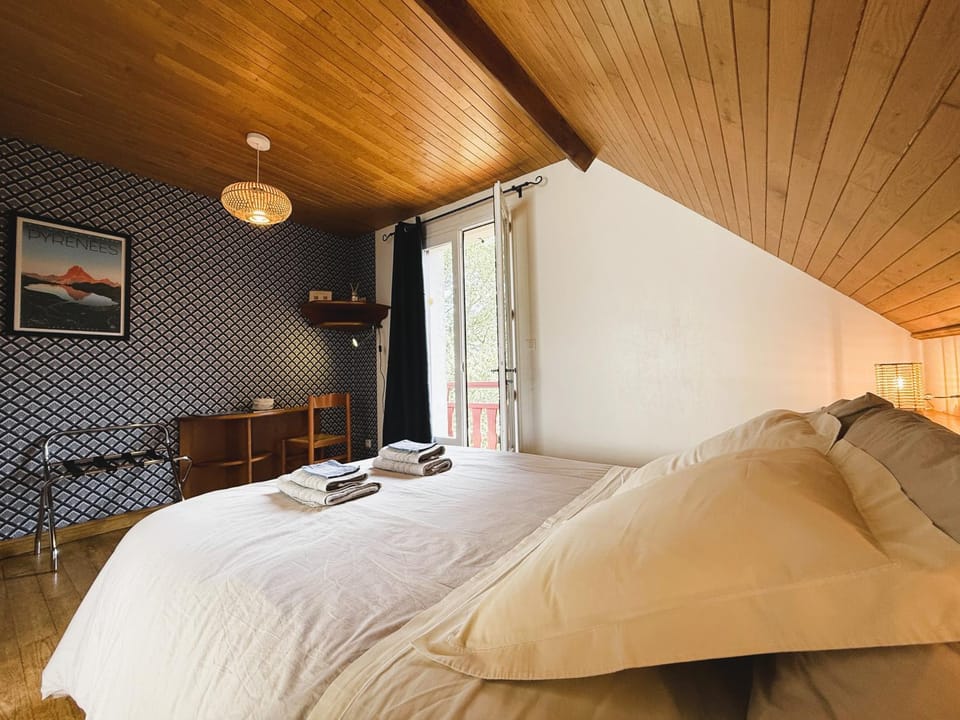 Photo of the whole room, Bedroom