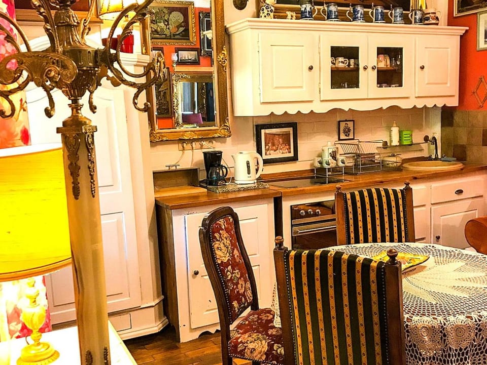 Coffee/tea facilities, Kitchen or kitchenette, Food and drinks, Dining area, Drinks