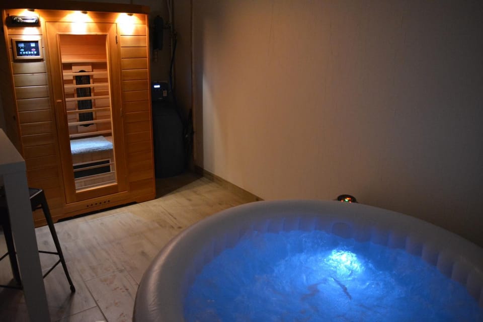 Hot Tub, Sauna, Living room