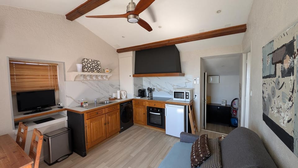 Kitchen or kitchenette, Seating area, Dining area