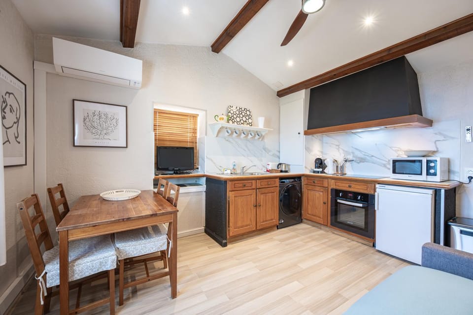 Seating area, kitchen