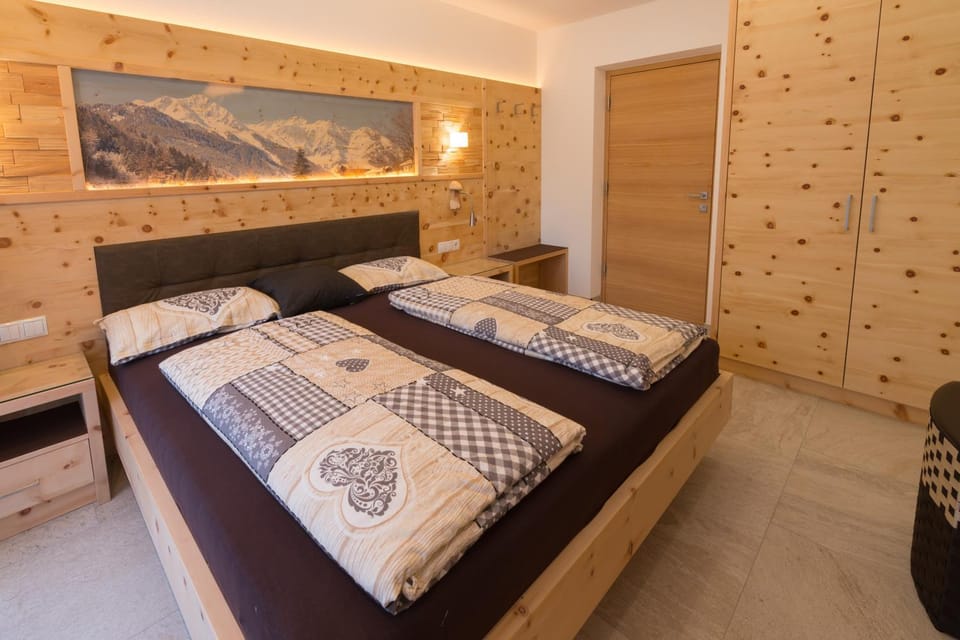 Bed, Photo of the whole room, Decorative detail, Bedroom