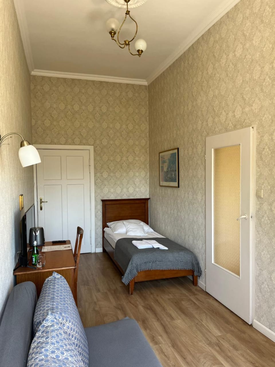 Bed, TV and multimedia, Living room, Photo of the whole room, Seating area, Bedroom