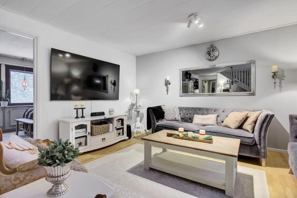 Communal lounge/ TV room, TV and multimedia, Living room, Seating area, Evening entertainment