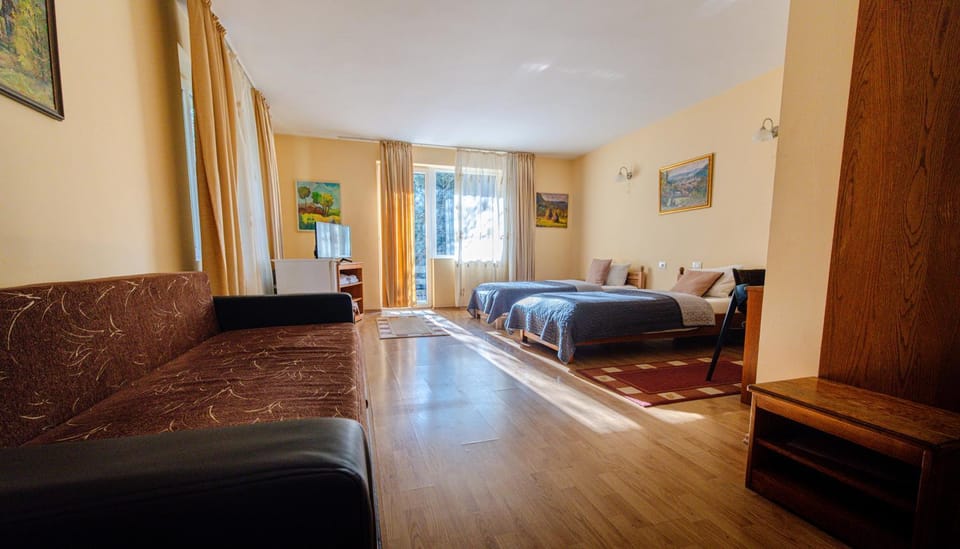 Bed, TV and multimedia, Photo of the whole room, Bedroom