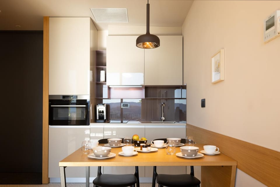 Coffee/tea facilities, Food and drinks, Dining area, stove, kitchen