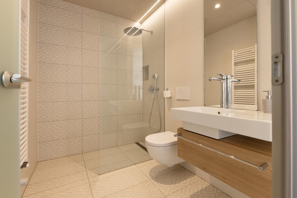 Shower, Toilet, Bathroom, towels