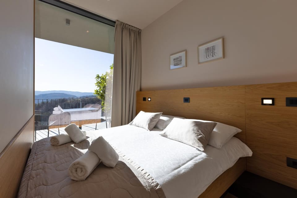 Bed, Natural landscape, View (from property/room), Photo of the whole room, Bedroom