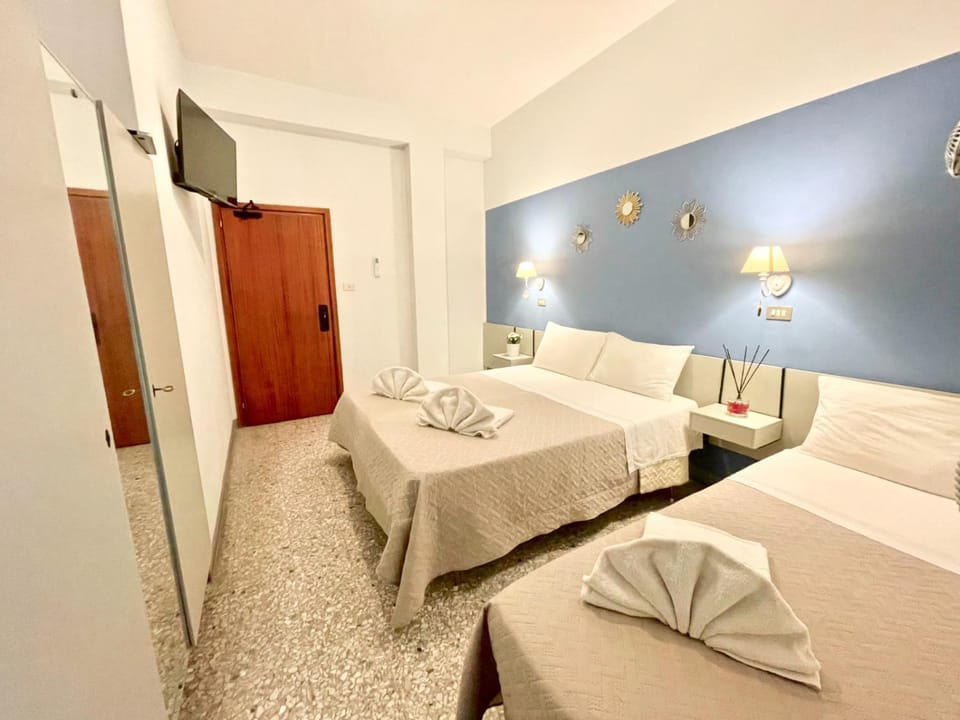 Communal lounge/ TV room, Bed, TV and multimedia, Living room, Photo of the whole room, Seating area, Evening entertainment, Bedroom, towels, wardrobe