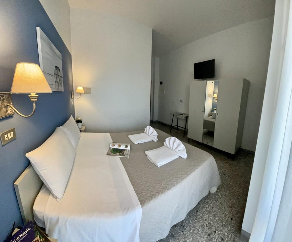 Bed, TV and multimedia, Photo of the whole room, Bedroom, towels