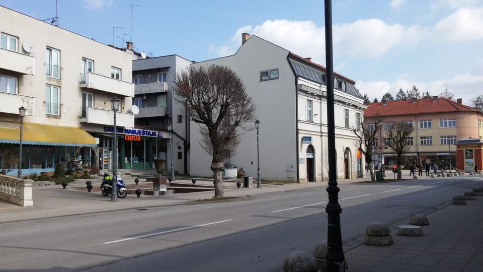 Neighbourhood, Location