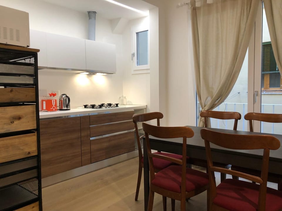 TV and multimedia, Coffee/tea facilities, Kitchen or kitchenette, Living room, Seating area, Dining area