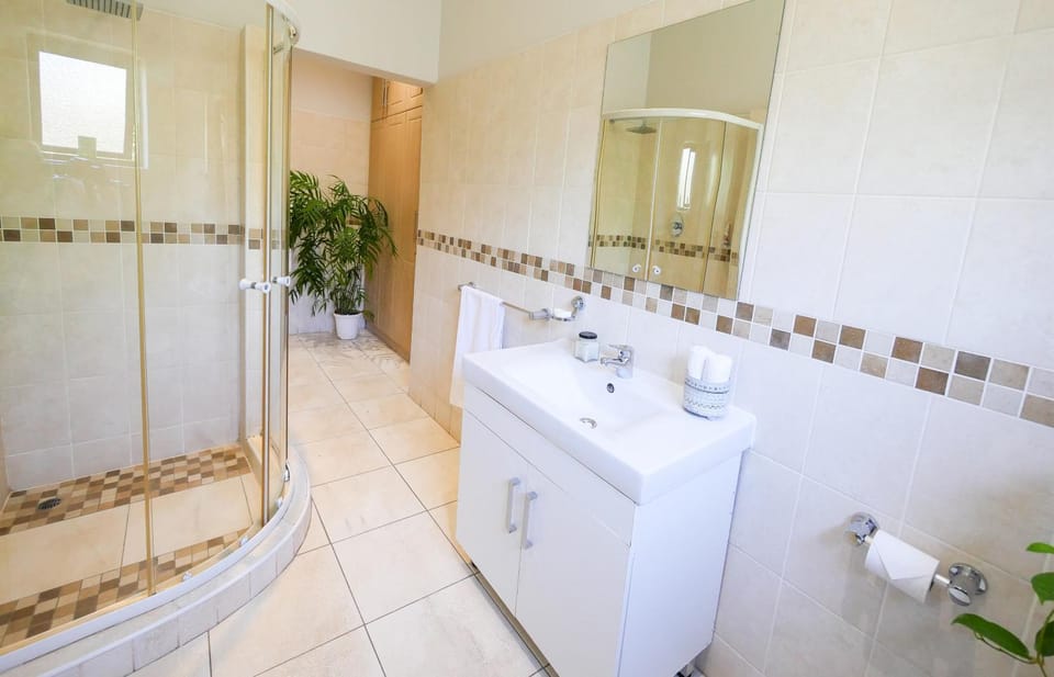 Shower, Toilet, Bathroom, Bath, towels