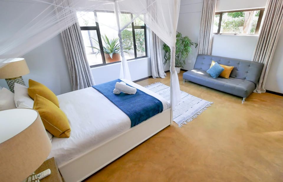 Bed, Photo of the whole room, Seating area, Bedroom