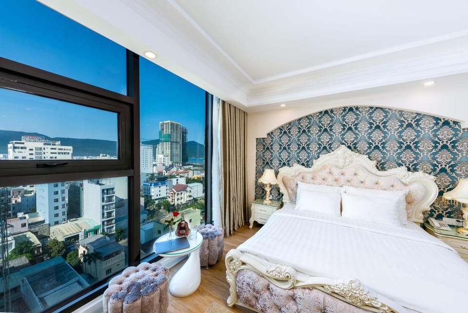 Nearby landmark, Bed, Photo of the whole room, Bedroom, City view, Street view
