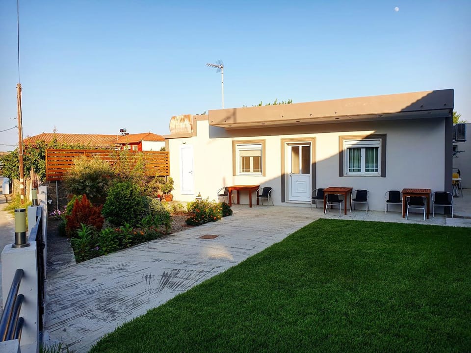 Property building, Facade/entrance, Garden, Garden view
