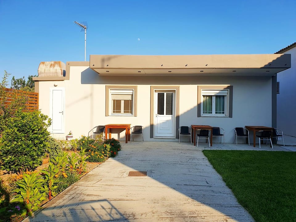 Property building, Facade/entrance, Garden view