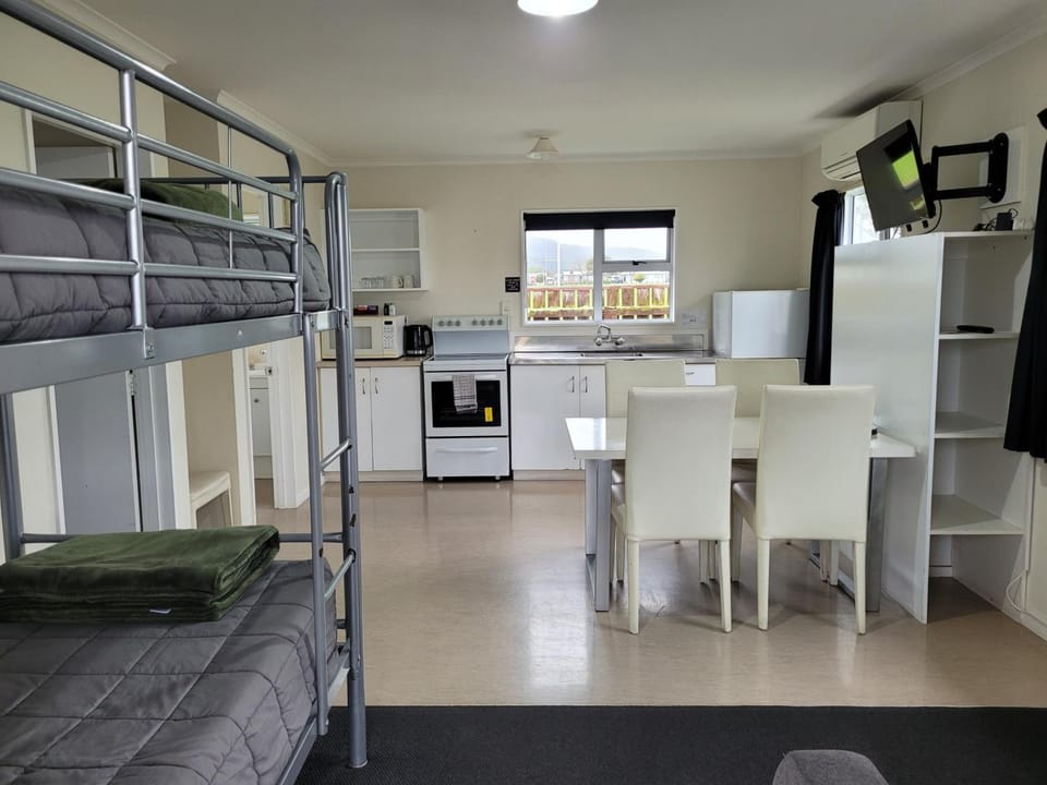 Kitchen or kitchenette, Dining area, bunk bed
