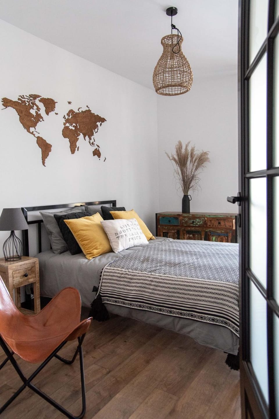 Bed, Seating area, Bedroom