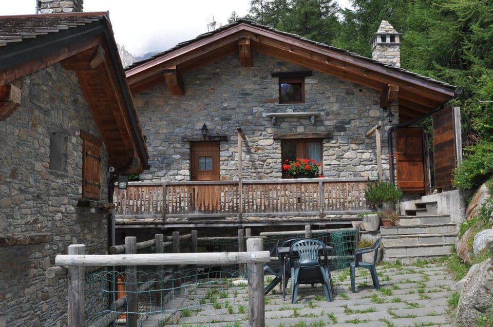 We are 4810 Chalet aux pieds du Mont-Blanc Mansarda Apartment in Aosta Valley, Italy