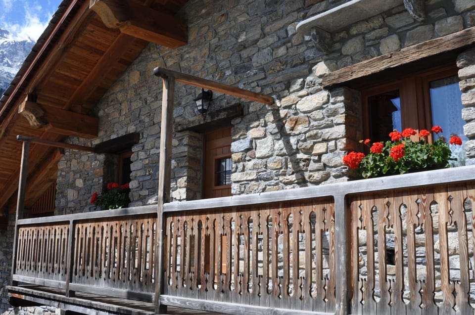 We are 4810 Chalet aux pieds du Mont-Blanc Mansarda Apartment in Aosta Valley, Italy