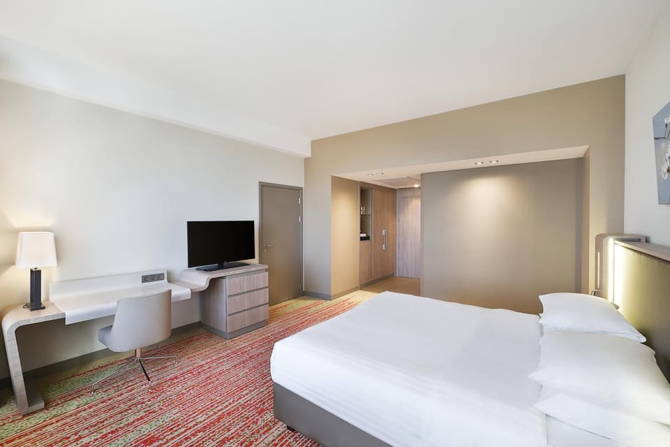 Bed, TV and multimedia, Photo of the whole room
