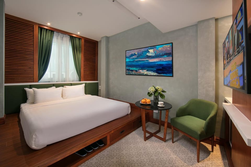 Bed, TV and multimedia, Living room, Photo of the whole room, Seating area, Bedroom