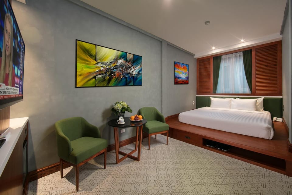Bed, Living room, Photo of the whole room, Decorative detail, Bedroom