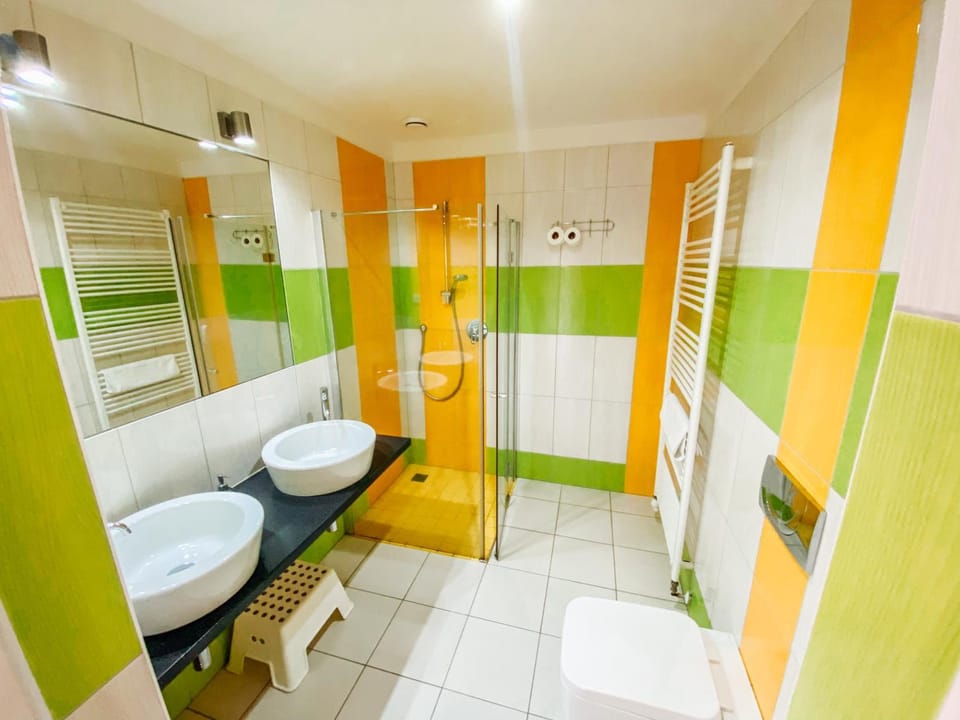 Shower, Toilet, Bathroom, towels