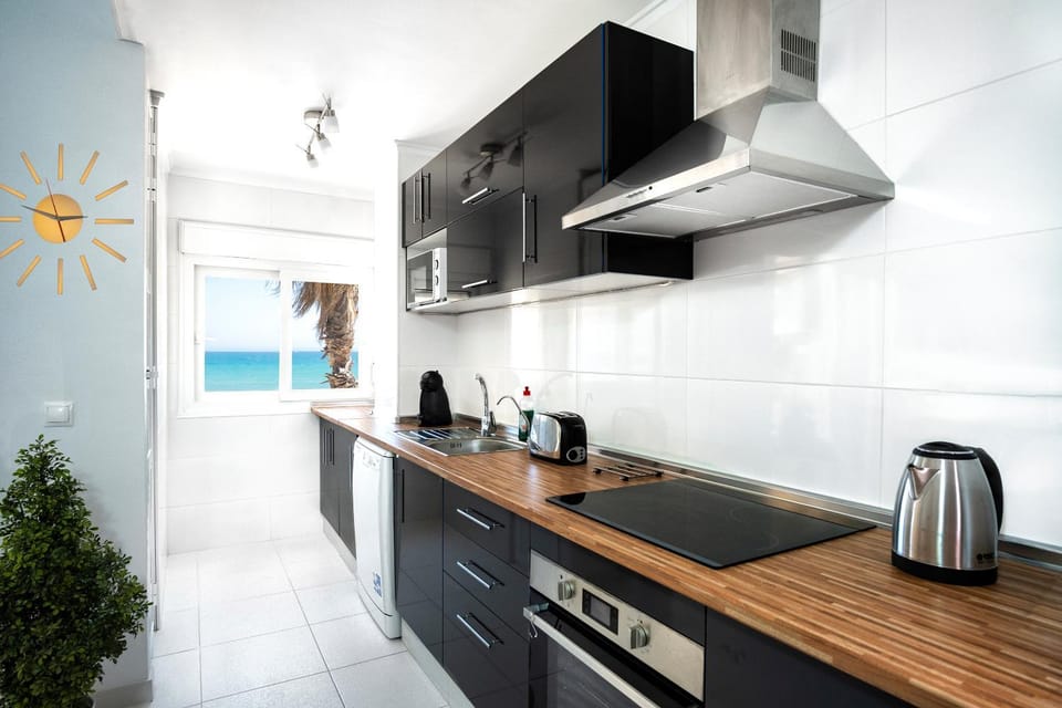 Coffee/tea facilities, Kitchen or kitchenette, dishwasher, oven, stove, toaster