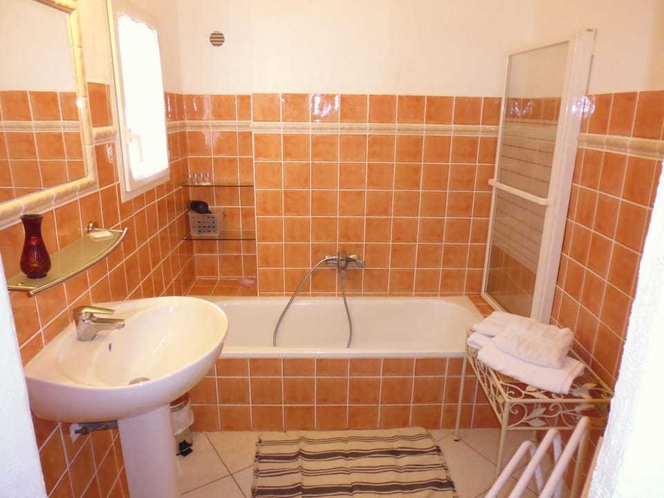 Shower, Toilet, Bathroom, Bath, towels