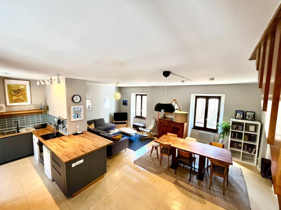 Kitchen or kitchenette, Living room, Seating area, Dining area