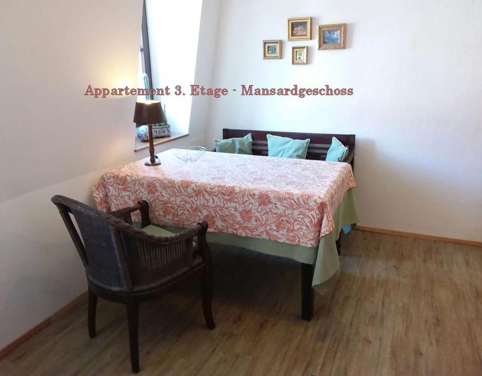 Photo of the whole room, Decorative detail