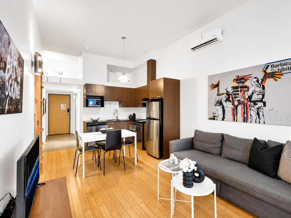 TV and multimedia, Kitchen or kitchenette, Living room, Seating area, Dining area, minibar, oven, pet friendly, air conditioner