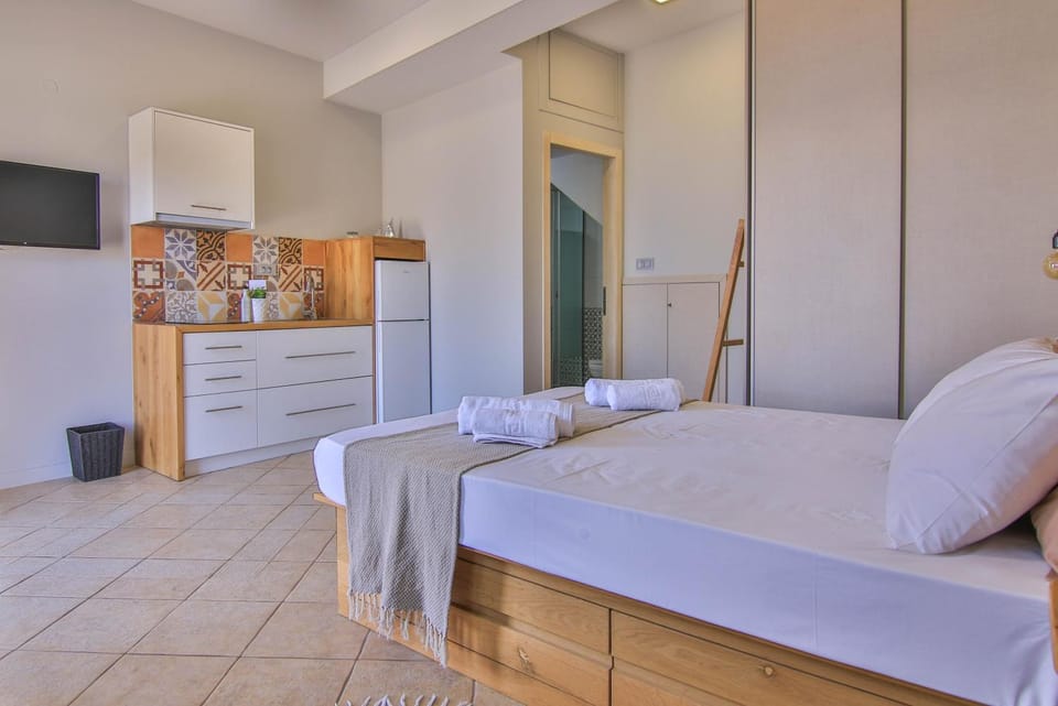 Bed, TV and multimedia, Kitchen or kitchenette, Bedroom, wardrobe