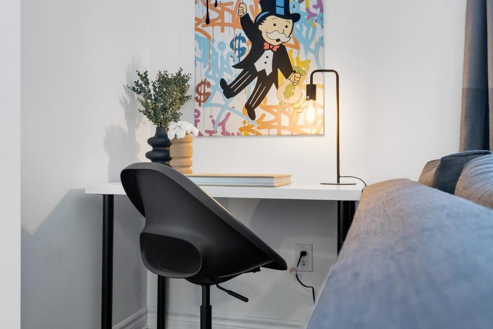 Bed, Living room, Photo of the whole room, Decorative detail, Seating area, Bedroom, hair dresser