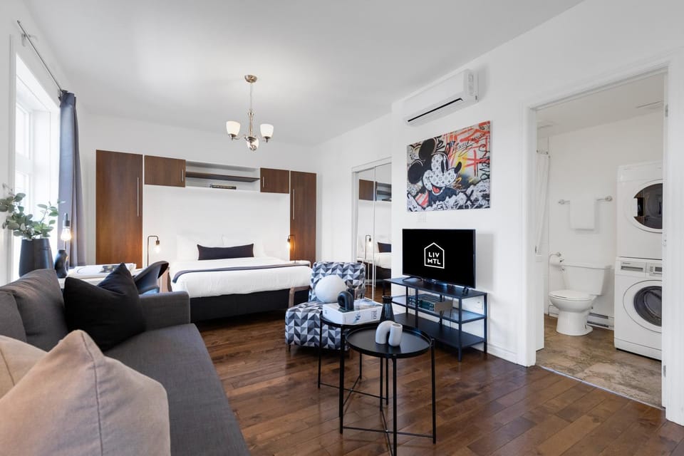 Communal lounge/ TV room, Bed, TV and multimedia, Living room, Photo of the whole room, Seating area, Evening entertainment, Bedroom, air conditioner