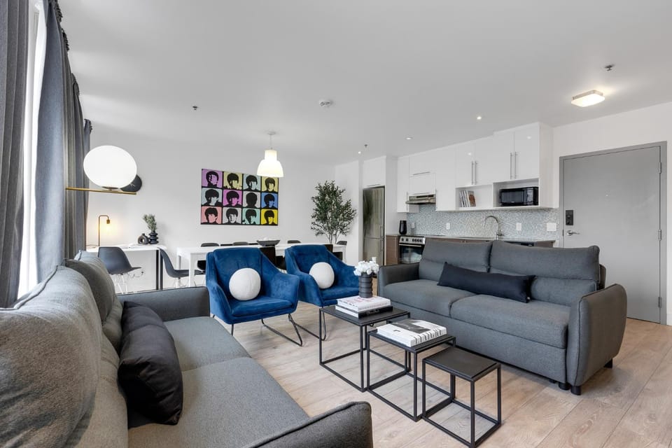 TV and multimedia, Kitchen or kitchenette, Living room, Seating area, Dining area