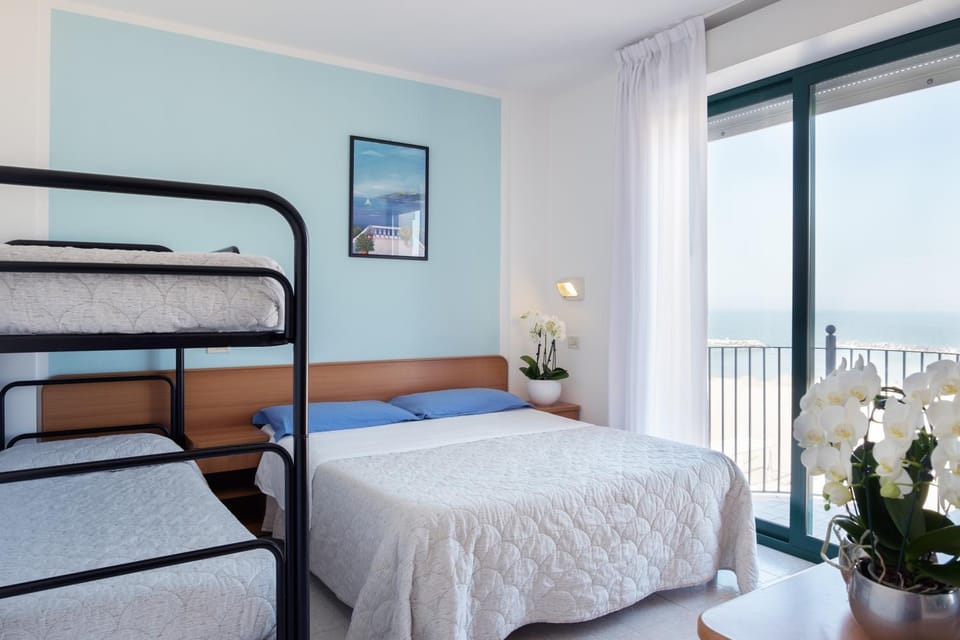 Bedroom, bunk bed