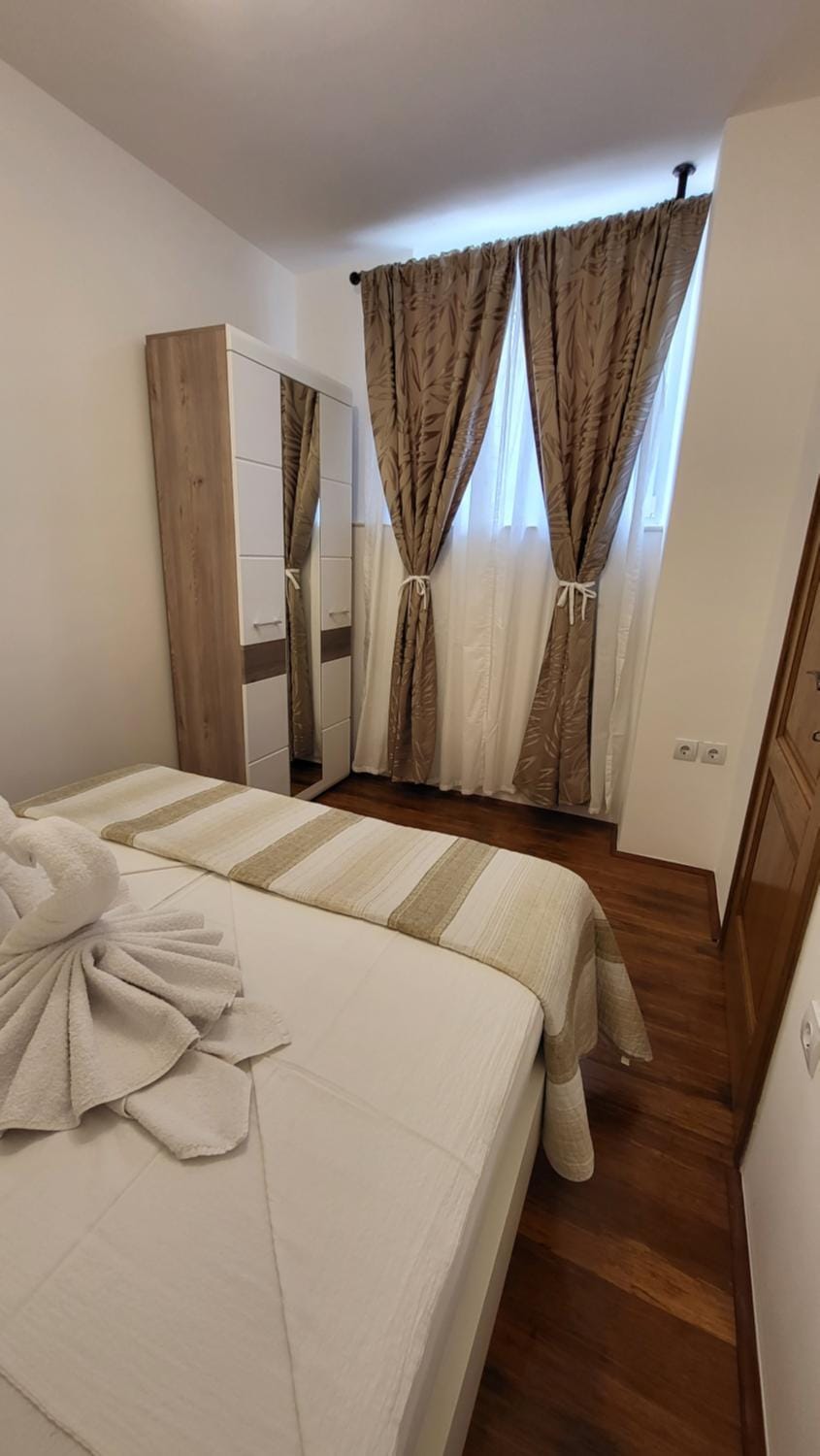 Bed, Bedroom, towels