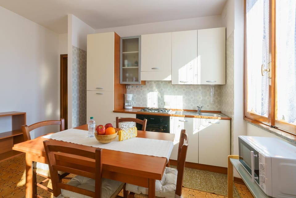 Day, Winter, Coffee/tea facilities, Kitchen or kitchenette, Living room, Photo of the whole room, Seating area, Dining area, On site, Food, Non alcoholic drinks