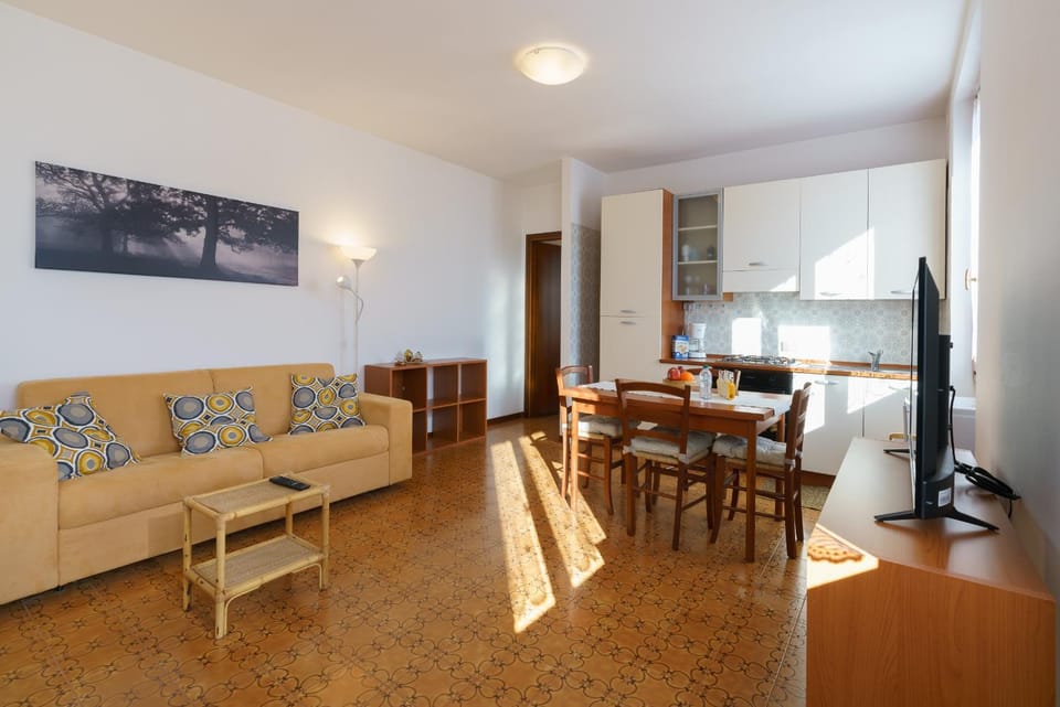 Day, Winter, TV and multimedia, Coffee/tea facilities, Kitchen or kitchenette, Living room, Photo of the whole room, Decorative detail, Seating area, Dining area, On site, Food, Non alcoholic drinks